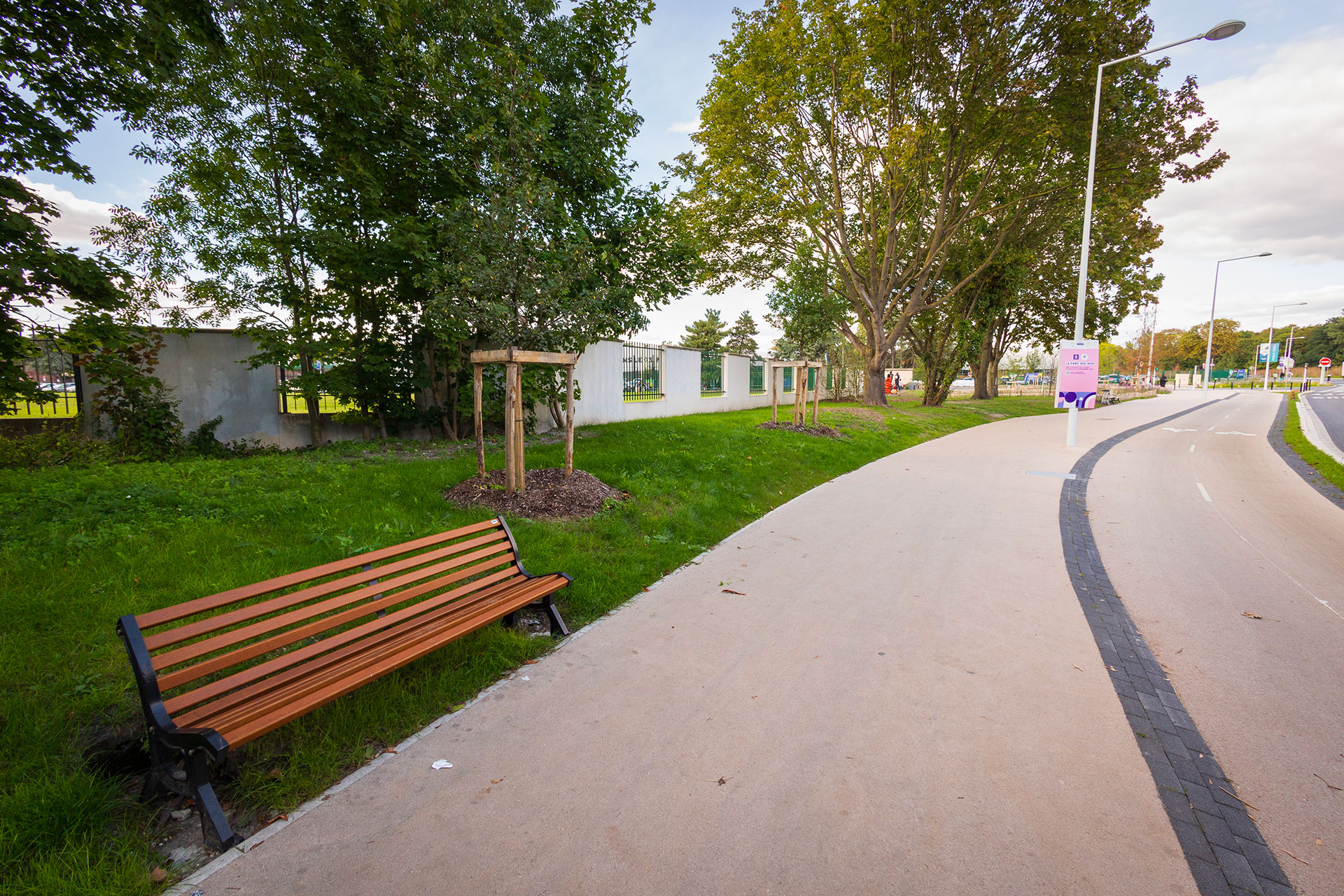 Un banc et de la verdure le long de la RD 901