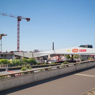 La nouvelle passerelle du Stade de France enjambe l’A1