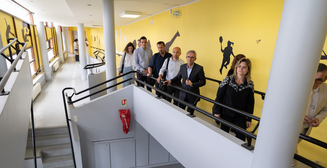 Stéphane Troussel, la vice-présidente Magalie Thibault et leurs collaborateurs font un tour du collège Albert-Camus de Ronsy-sous-Bois.