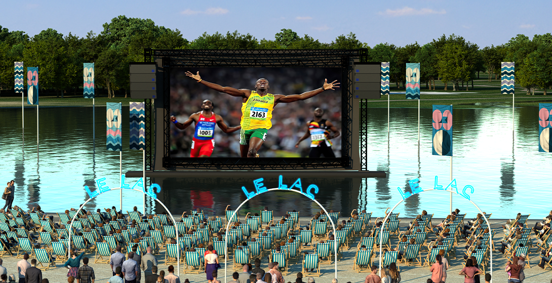 Une vue de ce que sera le life site Georges Valbon lors des JOP 2024, avec un grand écran sur le lac et des spectateurs