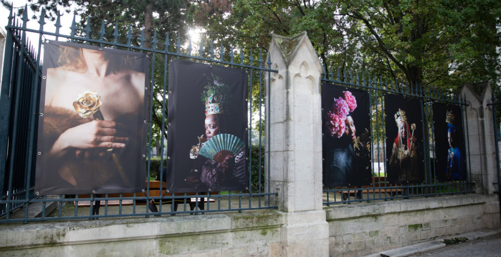 Portraits de femmes prises en charge par la Maison des femmes de Saint-Denis, posant en reines et exposés sur les grilles du jardin de la Basilique Cathédrale.