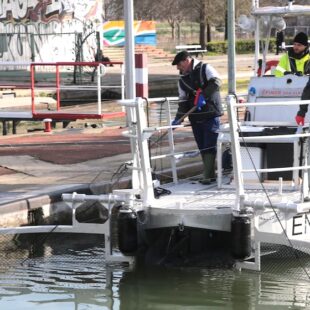 « Nettoyer le canal de ses déchets flottants »