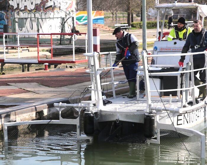 « Nettoyer le canal de ses déchets flottants »