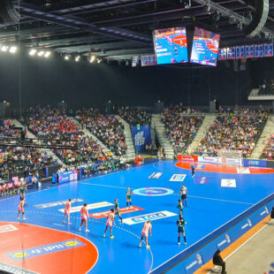 Les Bleues victorieuses pour la toute première rencontre sportive à l’Arena Grand Paris