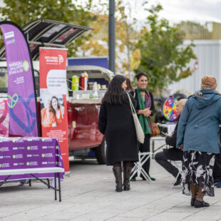 Un mini-bus pour faire du lien social à l’initiative des Petits Frères des Pauvres