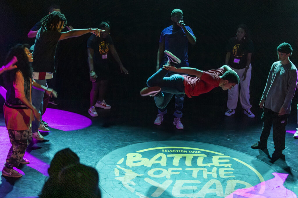 Photographie d'une compétition de breakdance de Gwael Desbont, tiré du film Marmaille de Grégory Lucilly