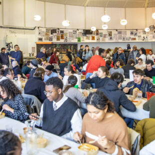 Quand une cheffe étoilée cuisine pour 500 étudiant·es