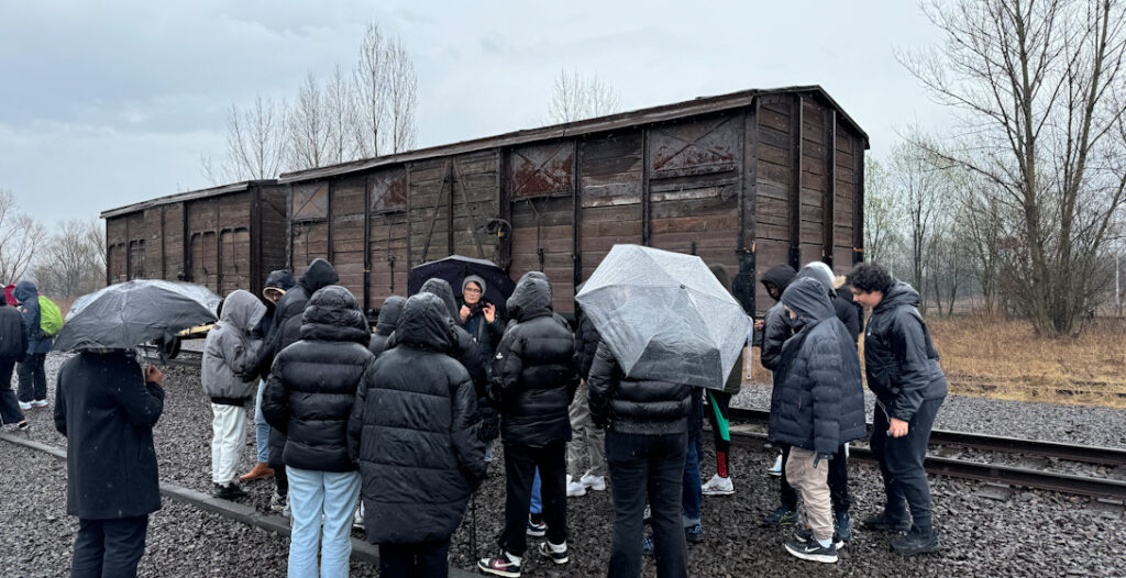 Les 12 et 13 mars, 150 collégien·nes de Seine-Saint-Denis se sont rendus en Pologne, à Cracovie et à Auschwitz pour un voyage mémoriel sur les traces de la Shoah.