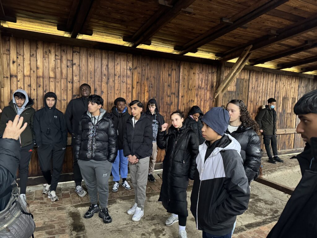 Les 12 et 13 mars, 150 collégien·nes de Seine-Saint-Denis se sont rendus en Pologne, à Cracovie et à Auschwitz pour un voyage mémoriel sur les traces de la Shoah.