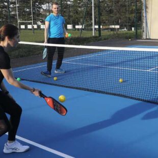 Le pickleball, sport fun et facile d’accès, gagne du terrain en Seine-Saint-Denis