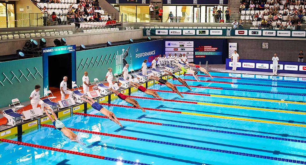 Le centre aquatique olympique dans les starting-blocks