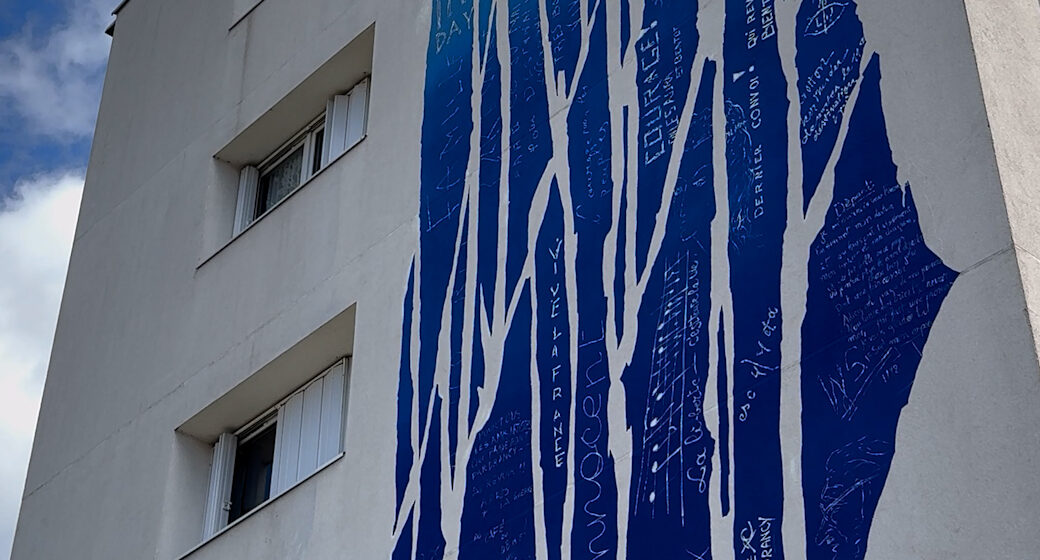 Les graffiti du camp de Drancy s’affichent en grand