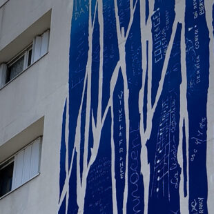 Les graffiti du camp de Drancy s’affichent en grand