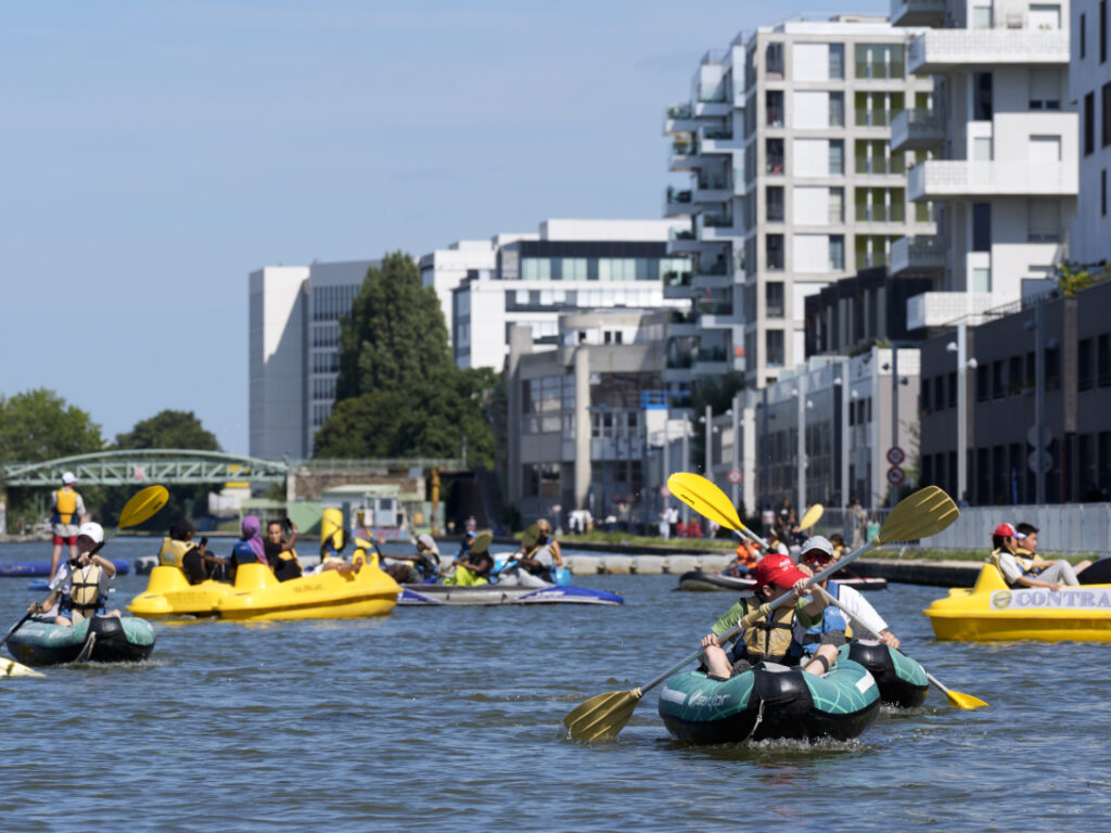 Image du Parc nautique de Pantin, montrant des personnes faisant du canoë et du pédalo. Crédit : Ville de Pantin