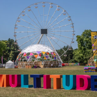 Suivez-nous pour une visite guidée de Multitude !