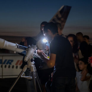 Au Bourget, une nuit la tête dans les étoiles