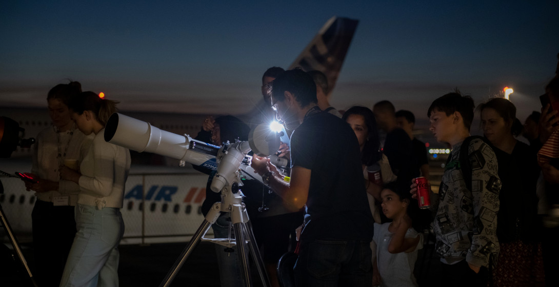 Au Bourget, une nuit la tête dans les étoiles