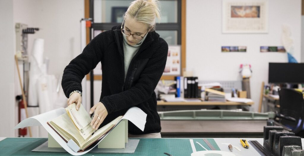 Atelier de restauration d'un livre ancien aux Archives diplomatiques de La Courneuve