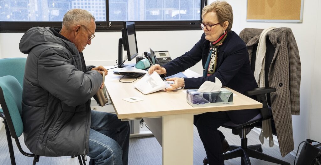 Un entretien entre un usager et une agente de la MDPH au service social de Noisy-le-Grand et de Gournay-sur-Marne