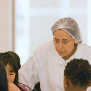 Découvrez le métier de Nada, responsable d&rsquo;office au collège Niki-de-Saint-Phalle (2/4)