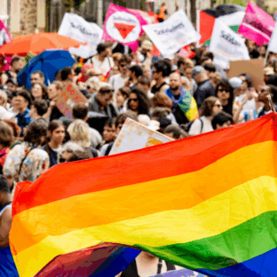 La Pride des banlieues marche pour un logement digne