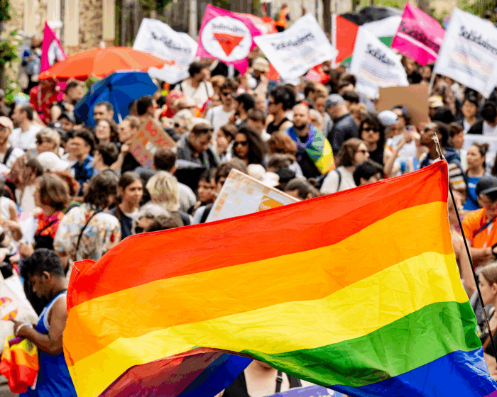 La Pride des banlieues marche pour un logement digne