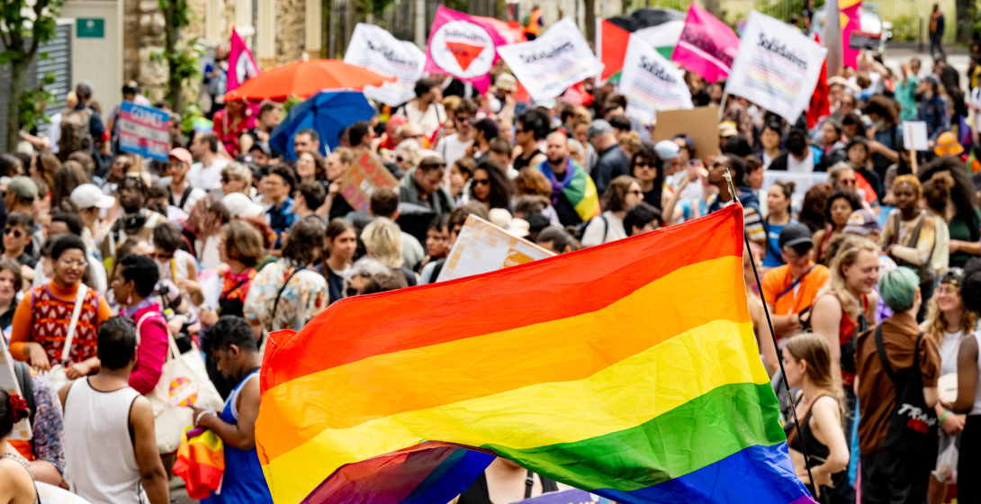 La Pride des banlieues marche pour un logement digne