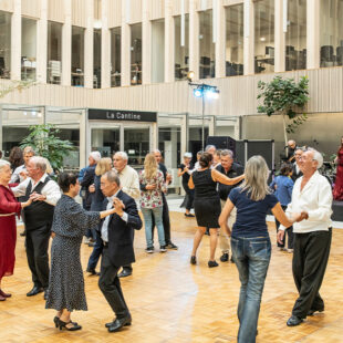 « Les seniors sont heureux! » : entrez dans la danse au bal IKARIA